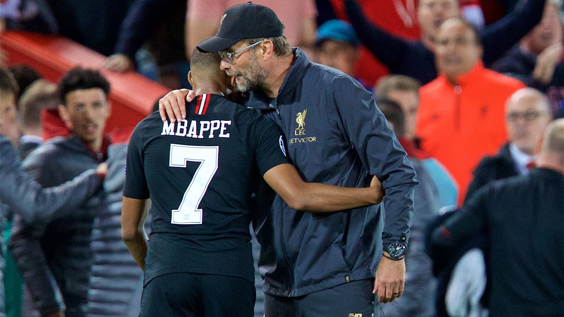 <strong>FC Liverpool</strong><br>Der FC Liverpool könnte laut "Mirror" einen Ausweg für Kylian Mbappe aus seiner schwierigen Lage bei PSG ermöglichen. Dem Bericht nach würde der Klub um Coach Jürgen Klopp den Stürmer gerne bis 2024 ausleihen und ihm so einen Ausweg aus dem PSG-Zoff ermöglichen. Danach könnte er ablösefrei zu Real Madrid weiterziehen. Bei Liverpools Werben um Mbappe könnte dessen Mutter eine Schlüsselrolle einnehmen, sie ist wohl Anhängerin des Klopp-Klubs. Klopp selbst zeigte sich amüsiert, angesprochen auf das Gerücht: "Wir lachen darüber", sagte er "The Athletic": "Ich möchte die Story nicht kaputt machen, aber soweit ich weiß, ist da nichts dran. Es sei denn, irgendwer anders vom Klub bereitet etwas vor und will mich überraschen."