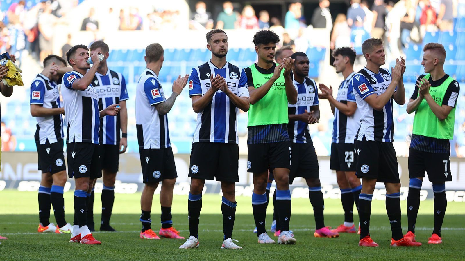 
                <strong>Arminia Bielefeld</strong><br>
                Der Kader von Arminia Bielefeld wirkt nach der Verpflichtung von Linksverteidiger Lennart Czyborra ziemlich komplett - besonders unter Beachtung der finanziellen Möglichkeiten. Einzig bei einem namhaften Abgang müssten die Ostwestfalen nochmal aktiv werden. Andererseits werden sie die Augen offen halten, ob sich doch noch ein lohnender Deal umsetzen lässt.
              