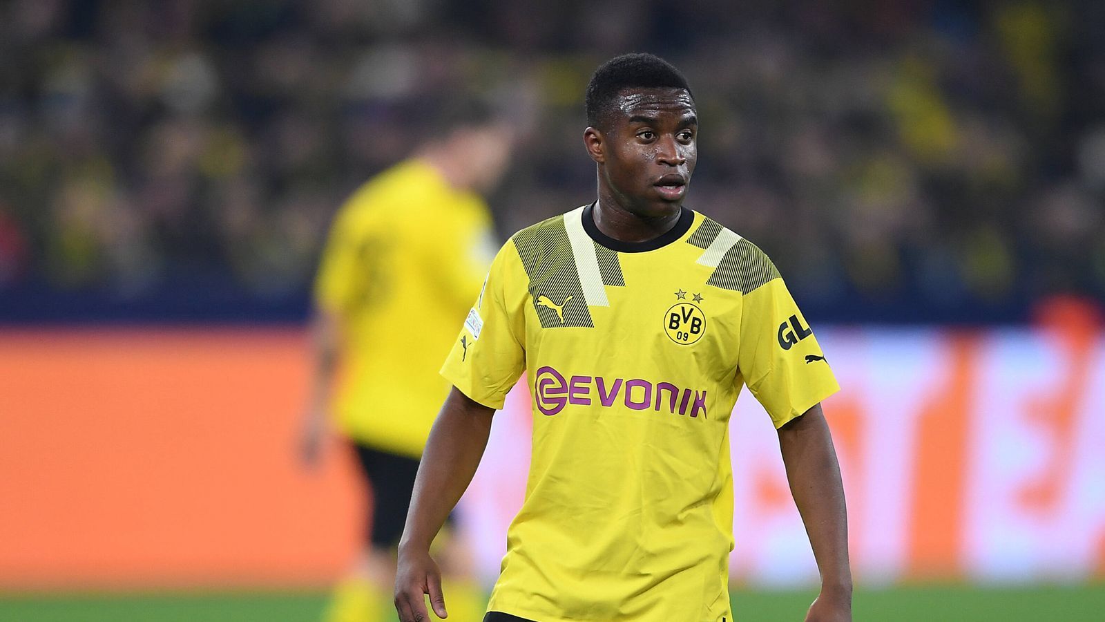 
                <strong>Youssoufa Moukoko</strong><br>
                Von Beginn an aggressiv mit und ohne Ball. Eigentlich mit guten Laufwegen, erspielt sich damit vor allem in der ersten Halbzeit viele Chancen. Wird dann aber nervös und trifft falsche Entscheidungen. Lässt dadurch hochkarätige Möglichkeiten liegen. Wird in der 82. Minute für Modeste ausgewechselt. ran-Note: 3
              