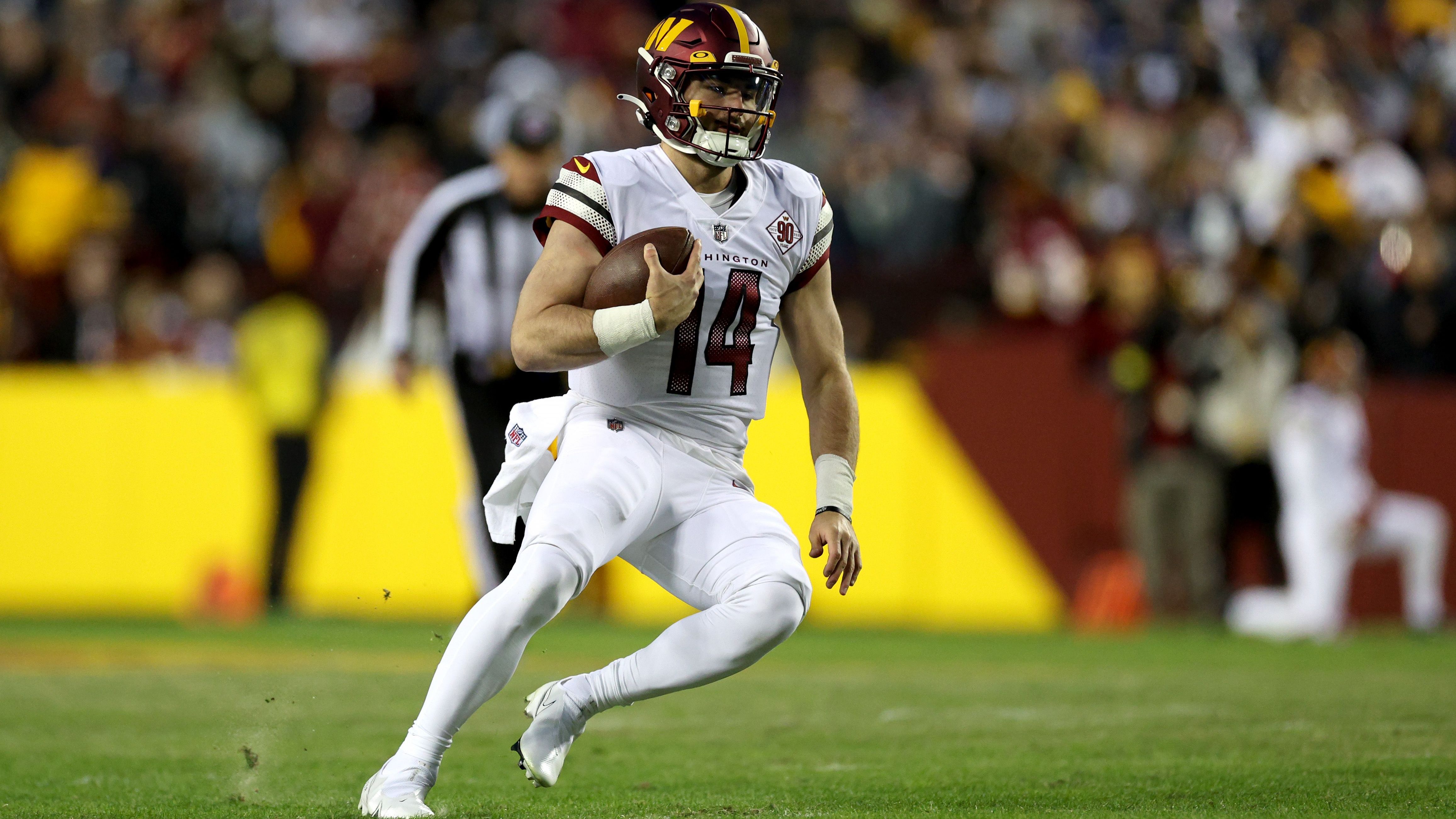 <strong>Washington Commanders: Schwächen</strong><br>Böse Zungen unterstellen ihm eine nicht allein äußerliche Ähnlichkeit zu Baker Mayfield, der bei seinem aktuell vierten Team in Tampa darum kämpft, von Beginn an spielen zu dürfen.