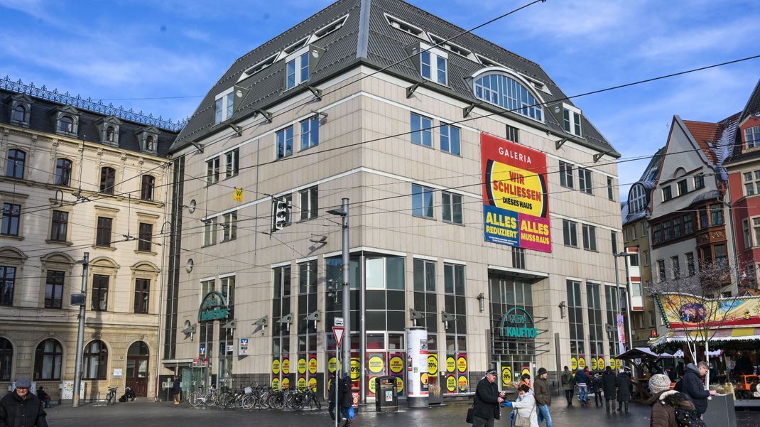 Nach dem Übernahmeangebot der angeschlagenen Warenhauskette Galeria Karstadt Kaufhof von "buero.de" zeigt nun die Modehauskette "Aachener" Interesse an einer Übernahme. Foto: Heiko Rebsch/dpa 