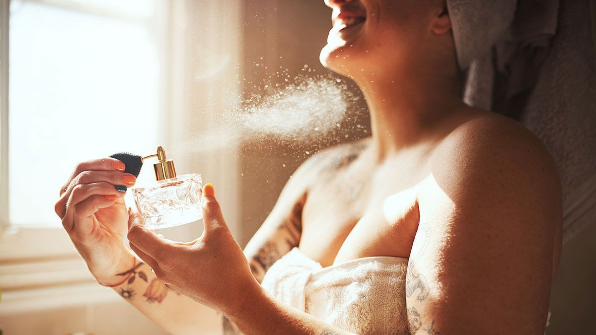 An welchen Körperstellen hält der Parfumduft besonders lange an? Wir haben die Tipps und Tricks, die du unbedingt beachten solltest, damit dein Lieblingsduft extrem lange an dir haftet. 