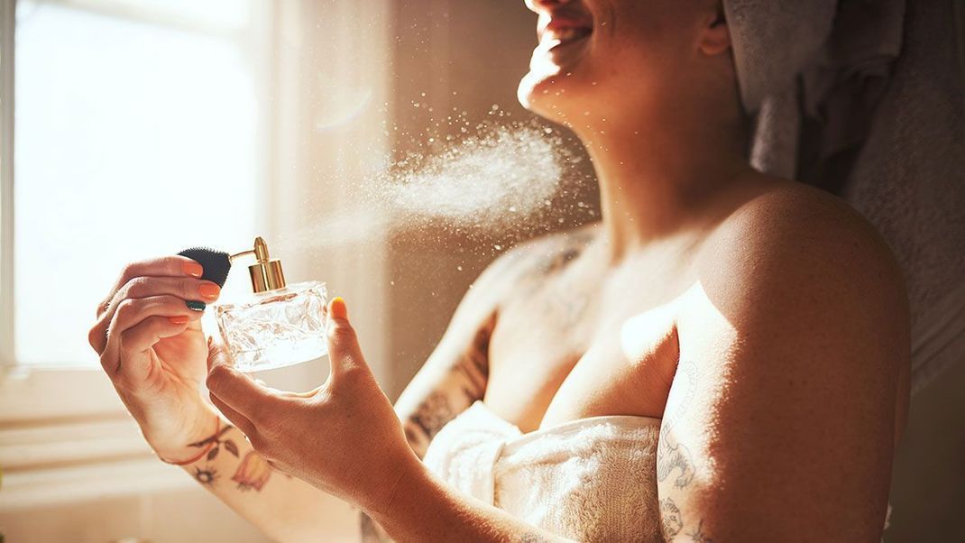 An welchen Körperstellen hält der Parfumduft besonders lange an? Wir haben die Tipps und Tricks, die du unbedingt beachten solltest, damit dein Lieblingsduft extrem lange an dir haftet. 