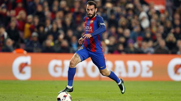 
                <strong>Aleix Vidal (FC Barcelona)</strong><br>
                Dass sich der Außenverteidiger kurz nach Ende der Winter-Transferperiode eine schwere Knöchelverletzung zuzog, brachte die Katalanen in Personalnot. Seitdem versucht Barcelona in den eigenen Reihen einen geeigneten Rechtsverteidiger zu finden und formen. Bis Vidal wieder eingreifen kann, dauert es noch Monate. Mit einer Rückkehr des 27-Jährigen wird erst zum Vorbereitungsstart auf die Saison 2017/18 gerechnet. Vor seiner Verletzung kam Vidal zu sechs Einsätzen in der Primera Division für Barca.
              