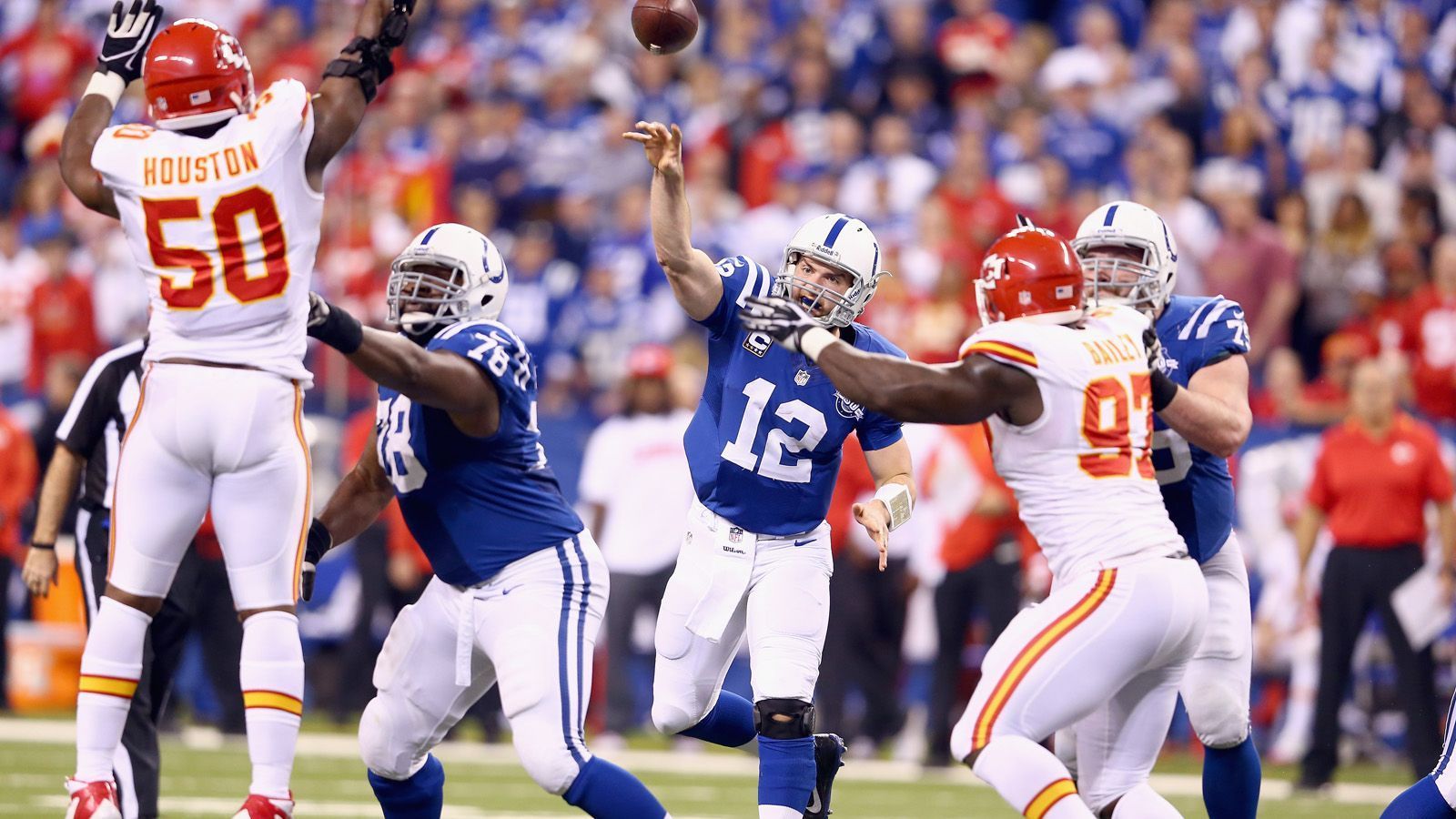 
                <strong>Kansas City Chiefs @ Indianapolis Colts (44:45, 4. Januar 2014, AFC Wild Card Round)</strong><br>
                Das Spiel war schon vor dem Kickoff ein besonderes - denn mit Alex Smith und Andrew Luck standen sich erstmals zwei First Round Picks als Quarterbacks in einem Wild Card Game gegenüber. Und beide hielten, was sie versprachen: Jeder warf je vier Touchdown-Pässe, die zusammengenommen 1049 Yards Raumgewinn beider Teams waren neuer Playoff-Bestwert. Die Chiefs stellten einen weiteren Rekord auf - jedoch einen unerfreulichen: Es war ihre achte Playoff-Pleite nacheinander. Ansonsten hatten aber wohl alle, die den Football lieben, so richtig Spaß am Spiel.
              