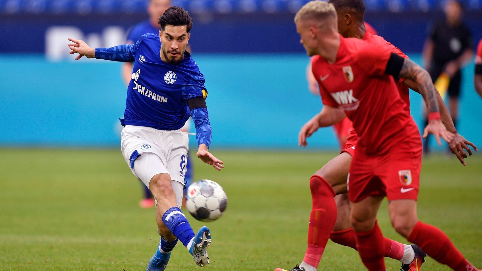 
                <strong>Suat Serdar (FC Schalke 04)</strong><br>
                Bereits Ende Mai musste sich Suat Serdar nach der enttäuschenden 0:3-Heimpleite gegen Augsburg wegen einer Knieverletzung bis auf Weiteres vom Spielbetrieb der Schalker abmelden. "Er hat einen knöchernen Außenbandanriss in Höhe des Wadenbeinköpfchens. Drei bis vier Monate Ausfallzeit", erklärte S04-Trainer David Wagner die Verletzung des 23-Jährigen. Für Schalke ist der Ausfall von Serdar extrem bitter, schließlich ist der Mittelfeldspieler mit sieben Bundesliga-Saisontoren der treffsicherste Spieler im Kader der Knappen. Zudem ist Serdar eine Art Glücksbringer für die Schalker: Immer, wenn der frühere Mainzer für sein Team in der laufenden Spielzeit traf, punkteten die Gelsenkirchener auch am Ende auch (vier Siege, drei Unentschieden). 
              