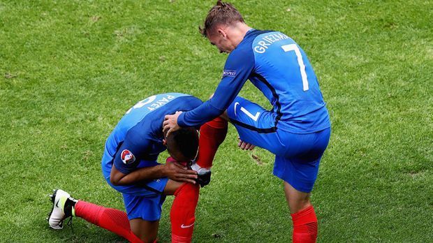 
                <strong>Frankreich vs. Irland</strong><br>
                ... früh geriet der Gastgeber in Rückstand. Danach schlug die Stunde des Spielers der EM: Antoine Griezmann. Durch einen Doppelpack zogen die Franzosen schlussendlich ins Viertelfinale ein. Und Payet küsste dem Stürmer den linken Fuß.
              