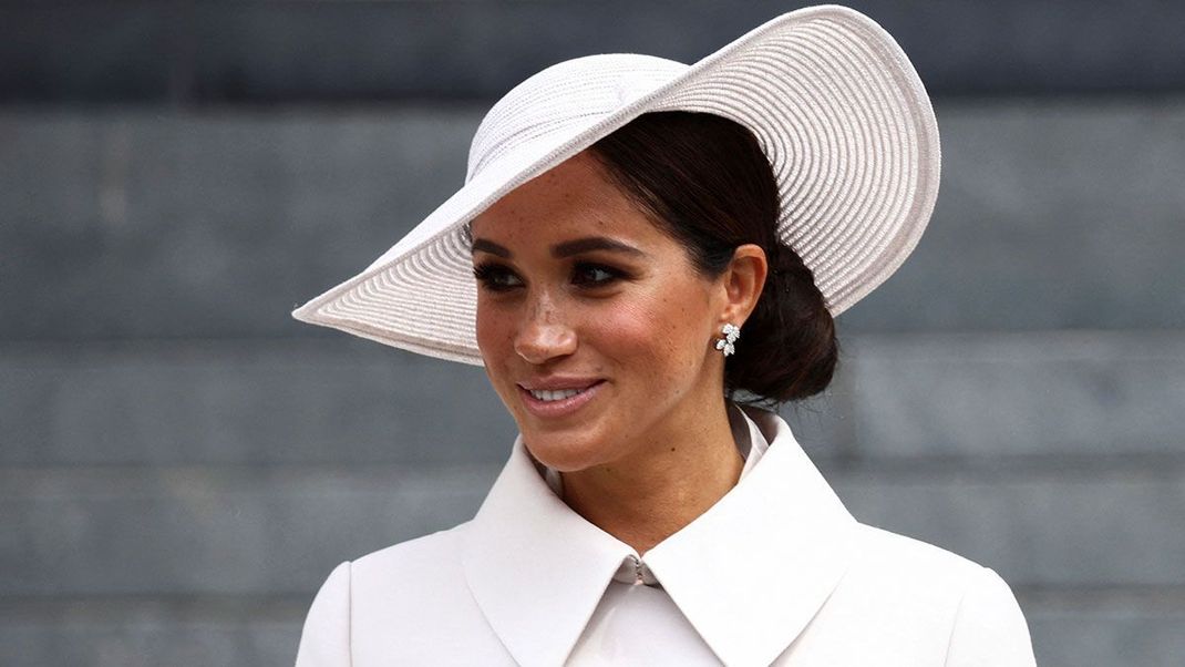 Meghan Markles Style-Geheimnis: Die Herzogin setzt auf den Mix von&nbsp;Minimalismus, Lässigkeit und Eleganz. Wir verraten euch, welche Fashion-Pieces Meghan in ihrem Kleiderschrank hat.