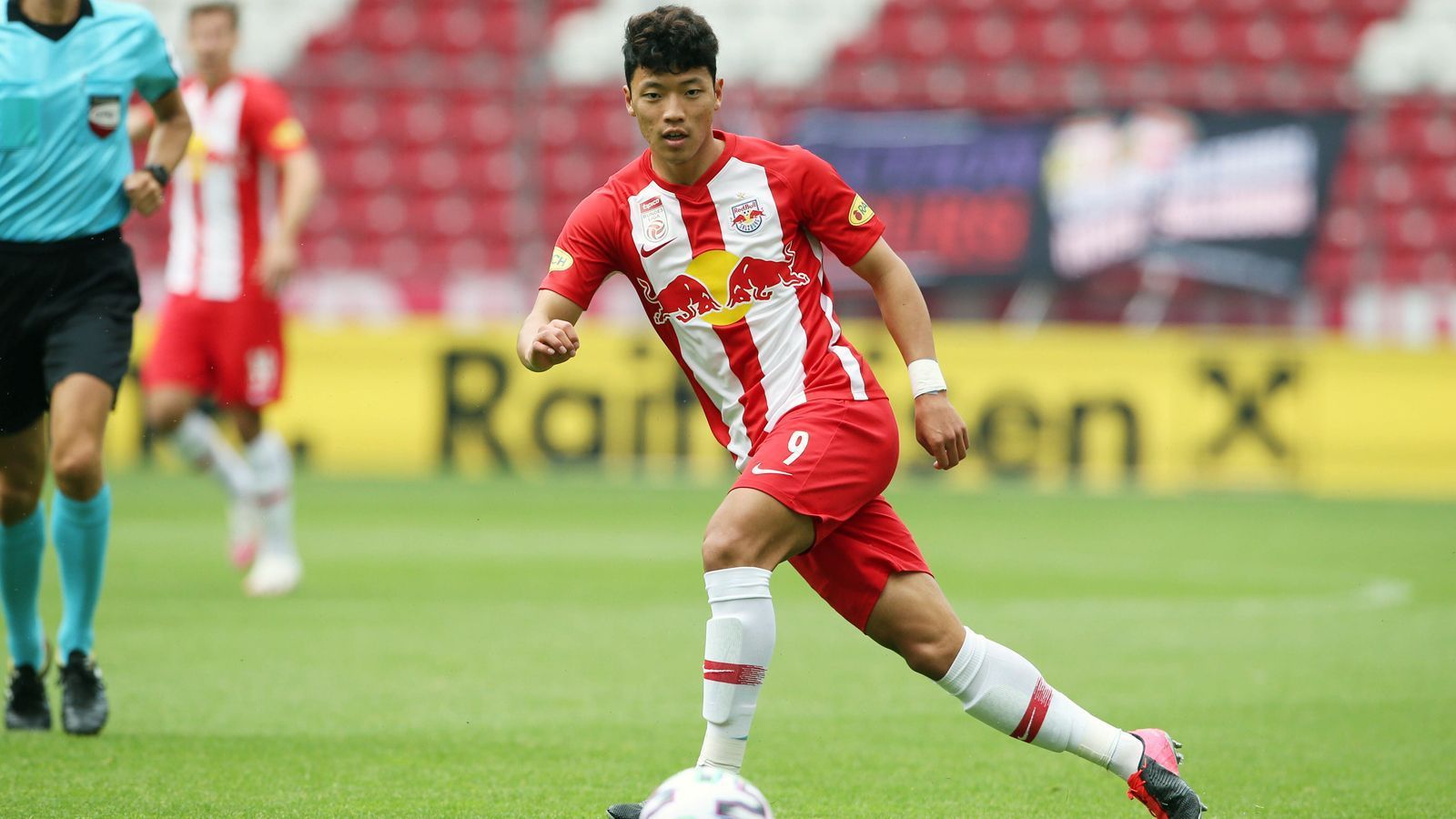 
                <strong>Hee-Chan Hwang</strong><br>
                Hee-Chan Hwang ist der 17. Direkt-Transfer zwischen Red Bull Salzburg und RB Leipzig. Der südkoreanische Nationalspieler soll seit Sommer 2020 die Lücke schließen, die Timo Werner durch seinen Abgang in Richtung FC Chelsea hinterlassen hat. Als Ablösesumme wurden neun Millionen Euro genannt, dieser Betrag kann aber wohl durch Bonuszahlungen um weitere fünf Millionen Euro ansteigen. Noch im Januar 2020 soll Salzburg ein Angebot von Wolverhampton über rund 30 Millionen Euro Ablöse für Hwang abgelehnt haben, wenige Monate später also wechselte der WM-Teilnehmer von 2018 ein Jahr vor Ablauf seines Vertrages bei den Mozartstädtern nach Leipzig. Mittlerweile steht Hwang aber bei Wolverhampton unter Vertrag, wohin er im Sommer 2021 auf Leihbasis wechselte und ein Jahr später dauerhaft.
              