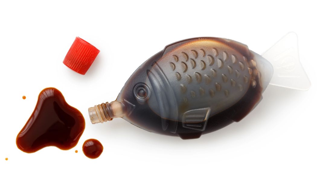 Sojasaucen-Fläschchen in Fischform