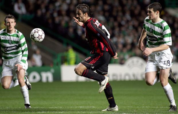 
                <strong>Alberto Gilardino</strong><br>
                Alberto Gilardino: Er bekam 2007 in der Champions League gegen Celtic Glasgow einen sauberen Steilpass in den Lauf gelegt. Im Strafraum wurde der Milan-Stürmer tatsächlich angegrätscht, dachte aber wohl, er könne den Ball trotzdem noch ins Tor schieben. Er legte sich den Ball aber zu weit vor. Einige Meter später dämmerte es ihm und er ließ sich fallen. Peinlich. Und eine Gelbe Karte wert.
              