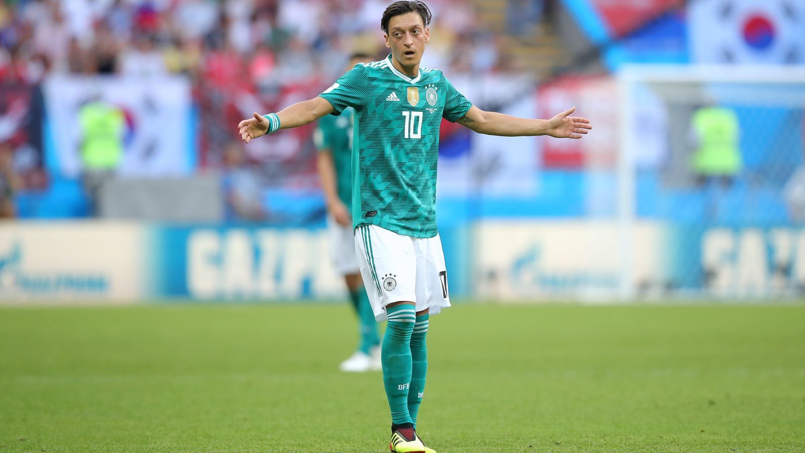 
                <strong>Verlierer: Mesut Özil</strong><br>
                Vom bei Löw Unverzichtbaren zum Startelf-Wackelkandidaten. Neben den schwachen fußballerischen Leistungen bietet er zudem mit der Erdogan-Affäre unglaublich viel Angriffsfläche.
              