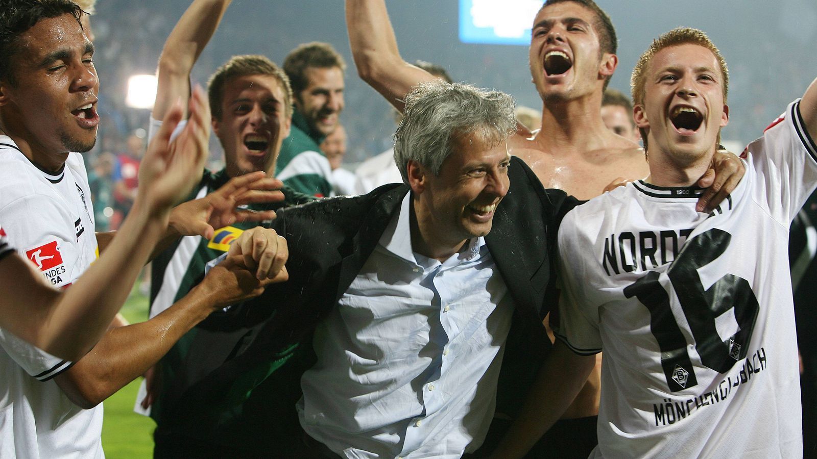 
                <strong>2011: VfL Bochum vs. Borussia Mönchengladbach</strong><br>
                Auch der VfL Bochum scheiterte als Zweitligist in der Relegation. Mit einem 1:0-Erfolg und einem 1:1-Unentschieden verhinderten die Gladbacher den Abstieg. Zuvor hatten die in der Bundesliga schon abgeschlagenen "Fohlen" nur dank einer famosen Aufholjagd unter Trainer Lucien Favre mit Emporkömmling Marco Reus noch den Relegationsplatz erreicht.
              