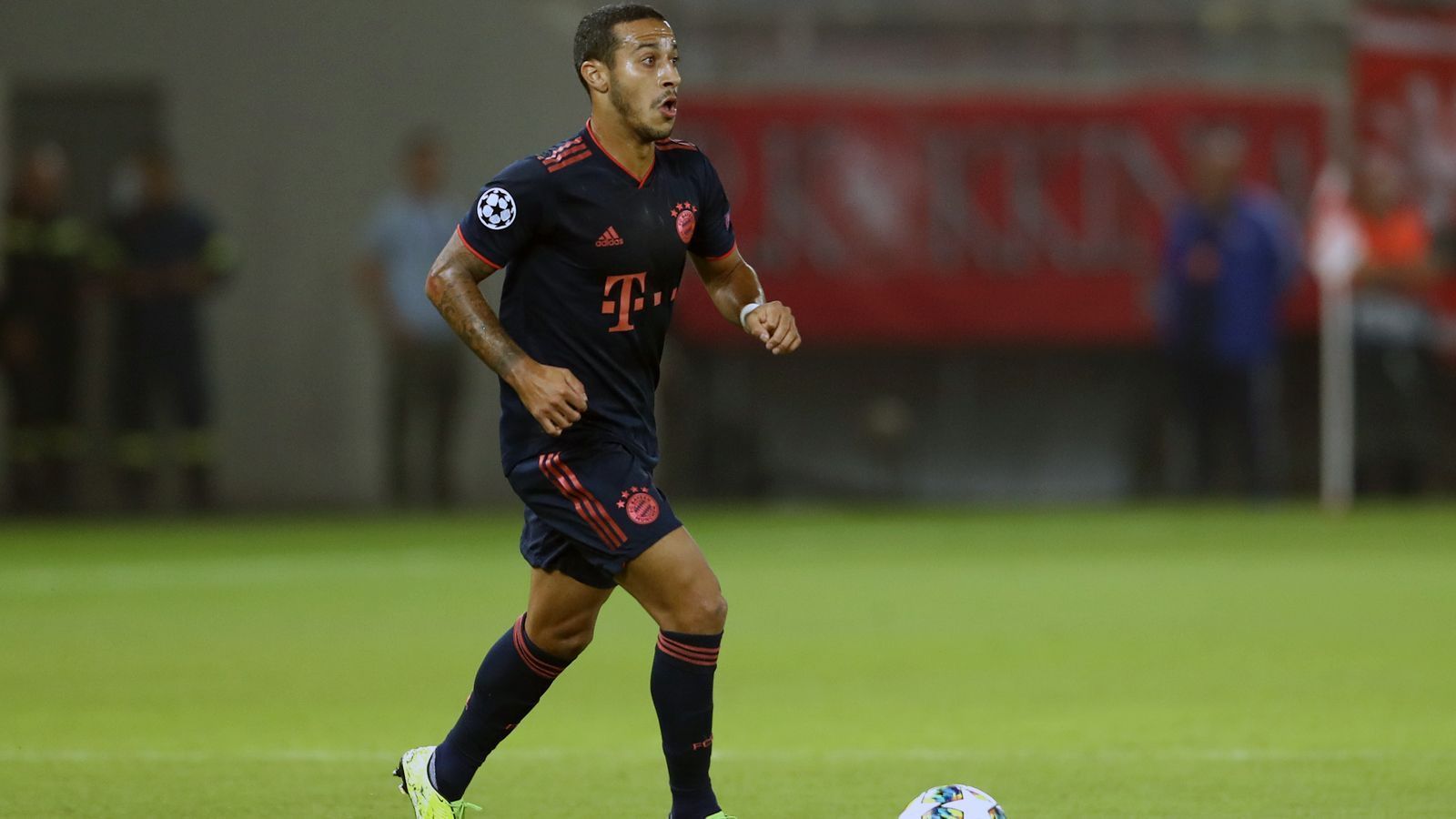 
                <strong>Thiago</strong><br>
                Steht zum ersten Mal unter Flick in der Startelf. Thiago nutzt die Chance, dirigiert die Aktionen der Bayern, sehr viele Angriffe laufen über ihn. ran-Note: 2
              