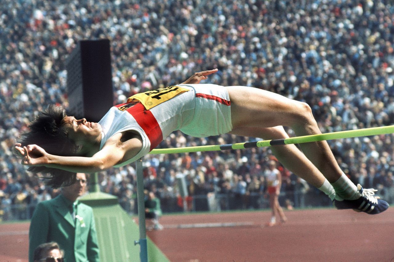 Publikumsliebling: Gerade einmal 16 Jahre alt sprang sich die Deutsche Ulrike Meyfarth in die Herzen. Mit 1,90 Metern gewann sie die Goldmedaille im Hochsprung. Sie hatte als eine der wenigen die damals noch sehr neue Technik des Fosbury-Flops angewandt. Meyfarth sprang mit dem Rücken zur Latte. 1984 gelang ihr mit 2.02 Meter noch einmal der Gewinn der Goldmedaille. Doch ihr Sieg 1972 sollte grausam überschattet werden…
