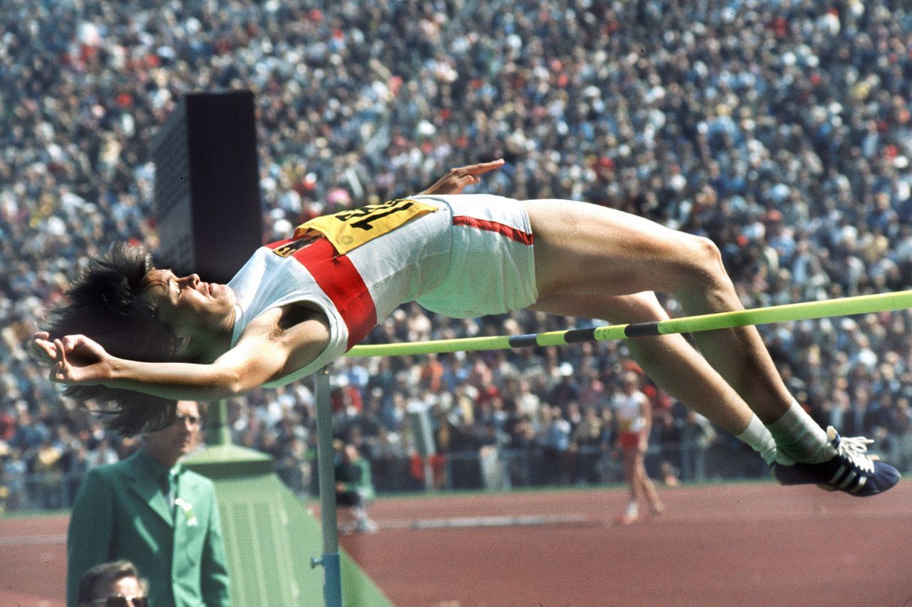 Publikumsliebling: Gerade einmal 16 Jahre alt sprang sich die Deutsche Ulrike Meyfarth in die Herzen. Mit 1,90 Metern gewann sie die Goldmedaille im Hochsprung. Sie hatte als eine der wenigen die damals noch sehr neue Technik des Fosbury-Flops angewandt. Meyfarth sprang mit dem Rücken zur Latte. 1984 gelang ihr mit 2.02 Meter noch einmal der Gewinn der Goldmedaille. Doch ihr Sieg 1972 sollte grausam überschattet werden…