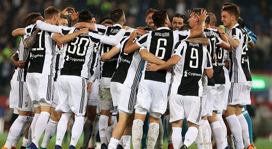 
                <strong>Italien: Juventus Turin</strong><br>
                Die Titelserie geht weiter: Juventus Turin hat sich zum siebten Mal nacheinander den Scudetto gesichert. Diesmal bietet der SSC Neapel dem Rekordchampion aber lange die Stirn, erst am 37. und vorletzten Spieltag schüttelt die "Alte Dame" den Konkurrenten dank des 0:0 bei der AS Rom entscheidend ab, zuvor hatte Juve wie in den vergangenen vier Jahren auch schon den Pokal abgeräumt. Insgesamt ist es die 34. Meisterschaft der "Bianconeri".
              