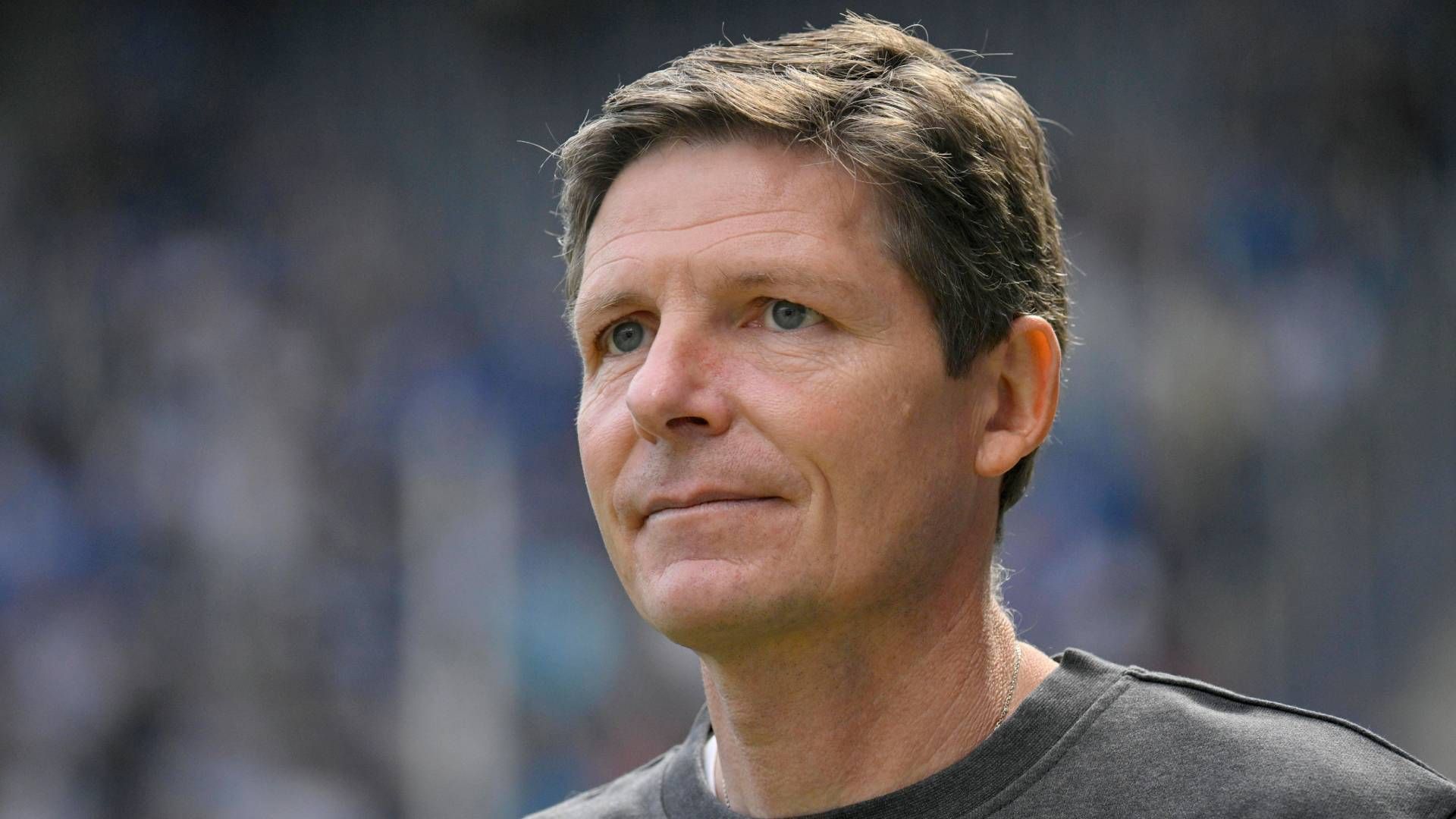 
                <strong>Die möglichen Nachfolger für Oliver Glasner</strong><br>
                Nach zwei in den Pokalwettbewerben sehr erfolgreichen Jahren geht die Ära von Oliver Glasner bei Eintracht Frankfurt im Sommer zu Ende. Das Verhältnis zwischen dem Österreicher und der Klubführung der Hessen hatte sich zuletzt massiv abgekühlt. Und dennoch wird der 48-Jährige eine große Lücke hinterlassen. Wer kann diese am besten füllen? ran blickt auf die gehandelten Nachfolger für das Traineramt bei der Eintracht.
              