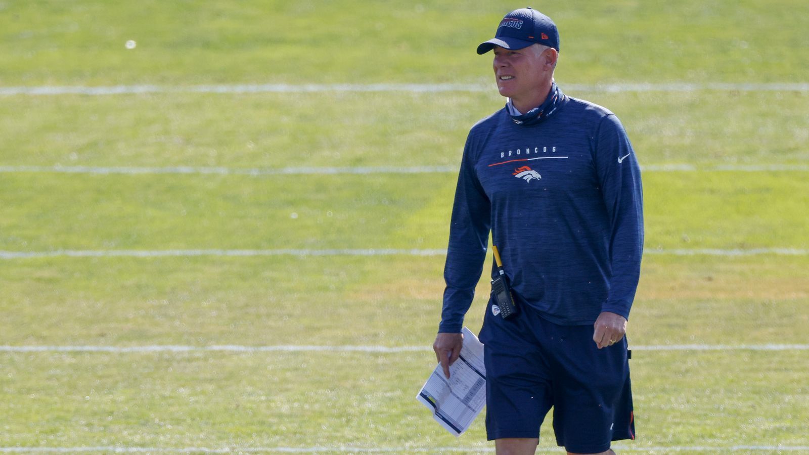 
                <strong>Umstrittener Head Coach</strong><br>
                Denn sollte Vic Fangio tatsächlich entlassen werden, müsste wohl ein Mitglied seines Coaching Staffs den Posten übernehmen, da eine Entlassung des kompletten Trainerteams während der laufenden Saison eigentlich ausgeschlossen ist. Hier wäre wohl Offensive Coordinator Pat Shurmur der erste Kandidat. Shurmur ist aber selbst umstritten. Nicht nur, weil es auch in der Offense der Broncos nicht sonderlich rund läuft, sondern weil er in seiner Karriere als Head Coach eine Bilanz von 19-46 aufzuweisen hat. Zuletzt coachte er von 2018 bis 2019 die New York Giants und war dabei nicht sonderlich erfolgreich.
              