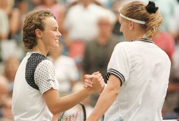 
                <strong>Steffi Graf gegen Martina Hingis (1996)</strong><br>
                Auch beim letzten Fünf-Satz-Match des WTA-Masters 1996 steht Steffi Graf (r.) auf dem Platz - und gewinnt erneut. Gegen die Schweizerin Martina HIngis triumphiert sie zum letzten Mal in ihrer Karriere. Am Ende lässt sie beim 6:3, 4:6, 6:0, 4:6, 6:0 nichts anbrennen.
              