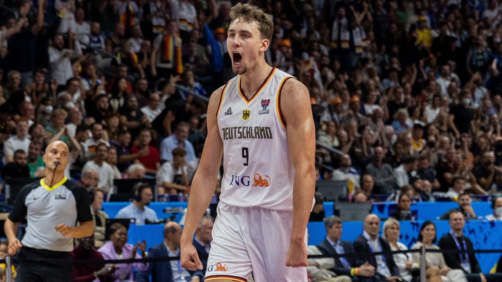 
                <strong>Franz Wagner (Orlando Magic)</strong><br>
                Der gebürtige Berliner ist so etwas wie der Shootingstar bei dieser Europameisterschaft. Der 21-Jährige liefert zuverlässig Punkte, ist nach Schröder der zweitbeste Scorer im deutschen Team. Er beweist bereits in jungen Jahren, dass er künftig die wichtigste Stütze im DBB-Team sein könnte. Besonders im Gruppenspiel gegen Litauen überzeugte der Profi der Orlando Magic und steuerte 32 Punkte bei. Der deutsche Basketball wird höchstwahrscheinlich noch einige Wagner-Festspiele in Zukunft bestaunen dürfen und das nicht nur beim DBB, sondern auch in der NBA bei den Magic. Sein älterer Bruder und Teamkollege aus Orlando, Moritz Wagner, verpasste die EM verletzungsbedingt.
              