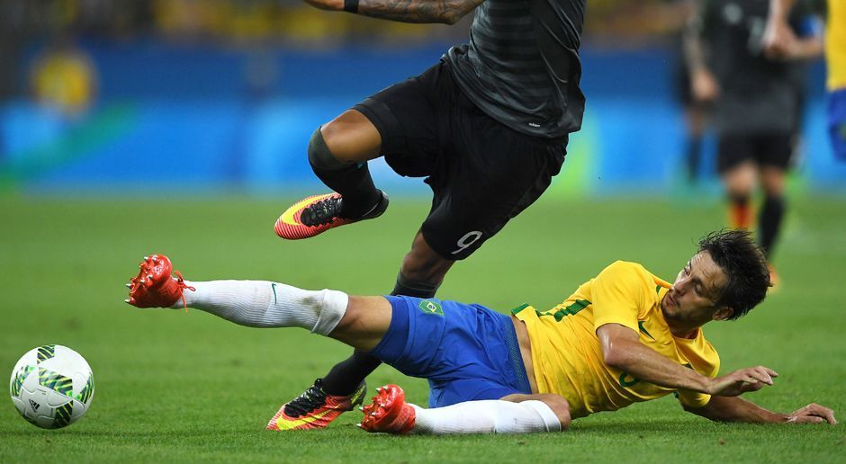 
                <strong>Rodrigo Caio</strong><br>
                Der 24-Jährige gehört zu den wenigen Spielern im Kader, die noch in Brasilien ihr Geld verdienen. Beim FC Sao Paulo begann er als defensiver Mittelfeldspieler. Inzwischen hat er sich als Innenverteidiger einen Namen gemacht. Vier Länderspiele stehen in seiner Vita.
              