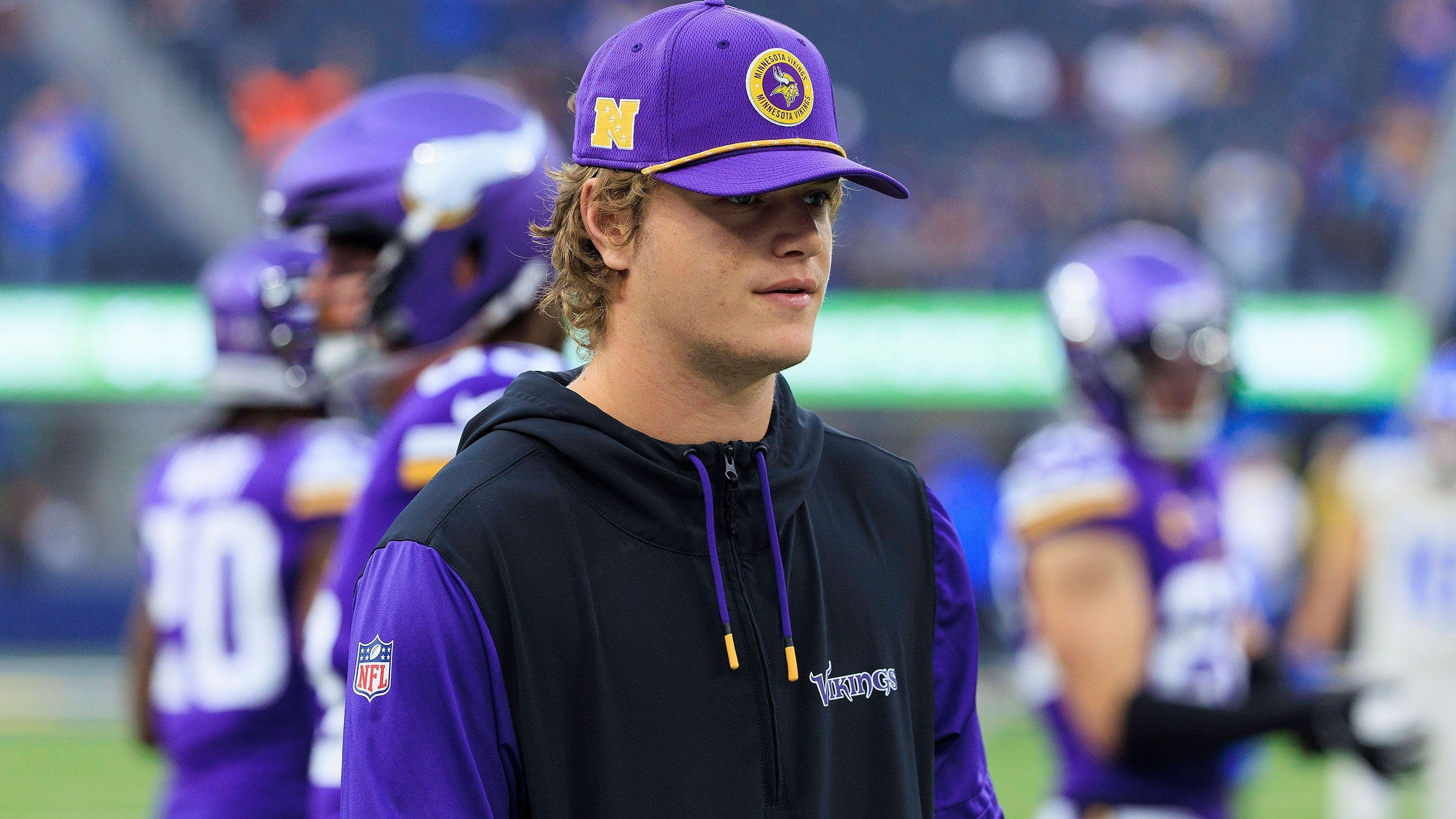 <strong>J.J. McCarthy (1. Runde, Pick 10, Minnesota Vikings)</strong><br>Er sollte Sam Darnold herausfordern. In der Preseason riss er sich allerdings den Meniskus im rechten Knie und musste operiert werden. Er landete auf der Injured Reserve List und verpasste so als erster Quarterback, der in Runde eines gedraftet wurde, verletzungsbedingt die komplette Saison. Er wird 2025 wieder angreifen.&nbsp;<strong>Ohne Bewertung</strong>