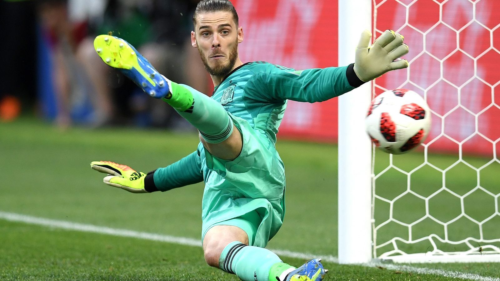 
                <strong>Torwart: David de Gea (Spanien)</strong><br>
                7 Schüsse aufs Tor, 6 davon drin. Das sind die nackten Zahlen insgesamt bei der WM. Im Achtelfinale sind sie nicht besser. Nimmt man das Elfmeterschießen noch hinzu, sind es sogar 4 Gegentore bei 4 Schüssen. Zwar sieht de Gea nicht immer so schlecht aus wie beim Gegentor von Cristiano Ronaldo beim Auftakt der Spanier, seine Stärken, die er sonst regelmäßig im Tor von Manchester United unter Beweis stellt, kann er nicht zeigen.
              