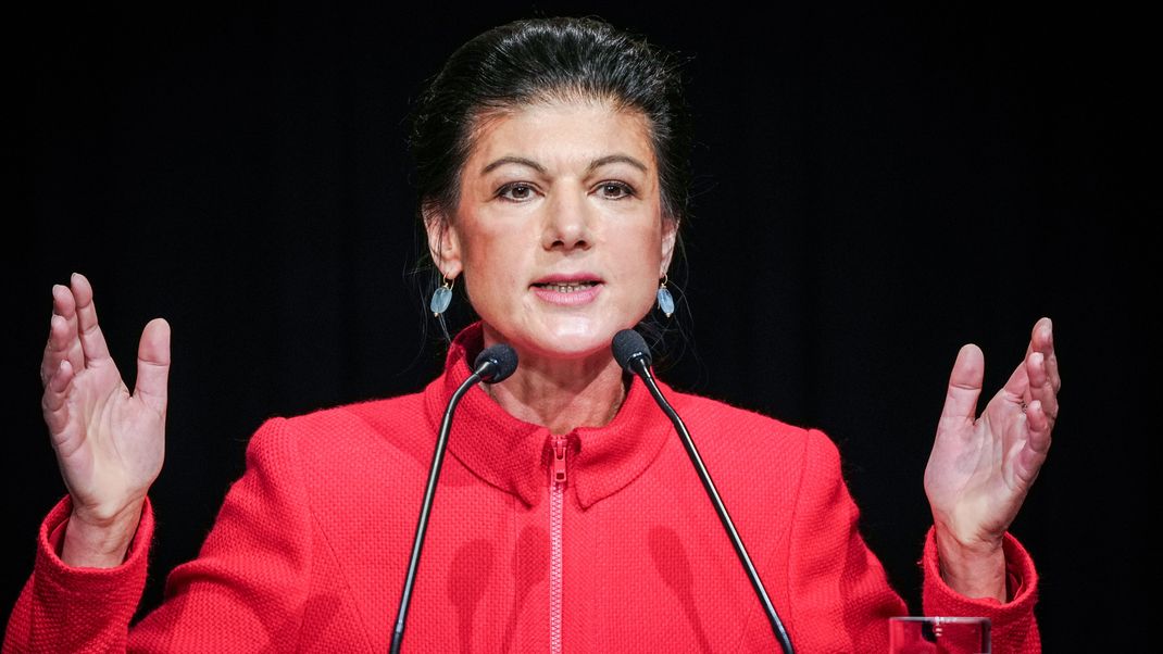 Sahra Wagenknecht hält die niedrigen Renten nach jahrzehntelangen Beitragszahlungen in die Rentenkasse für einen sozialpolitischen Skandal.