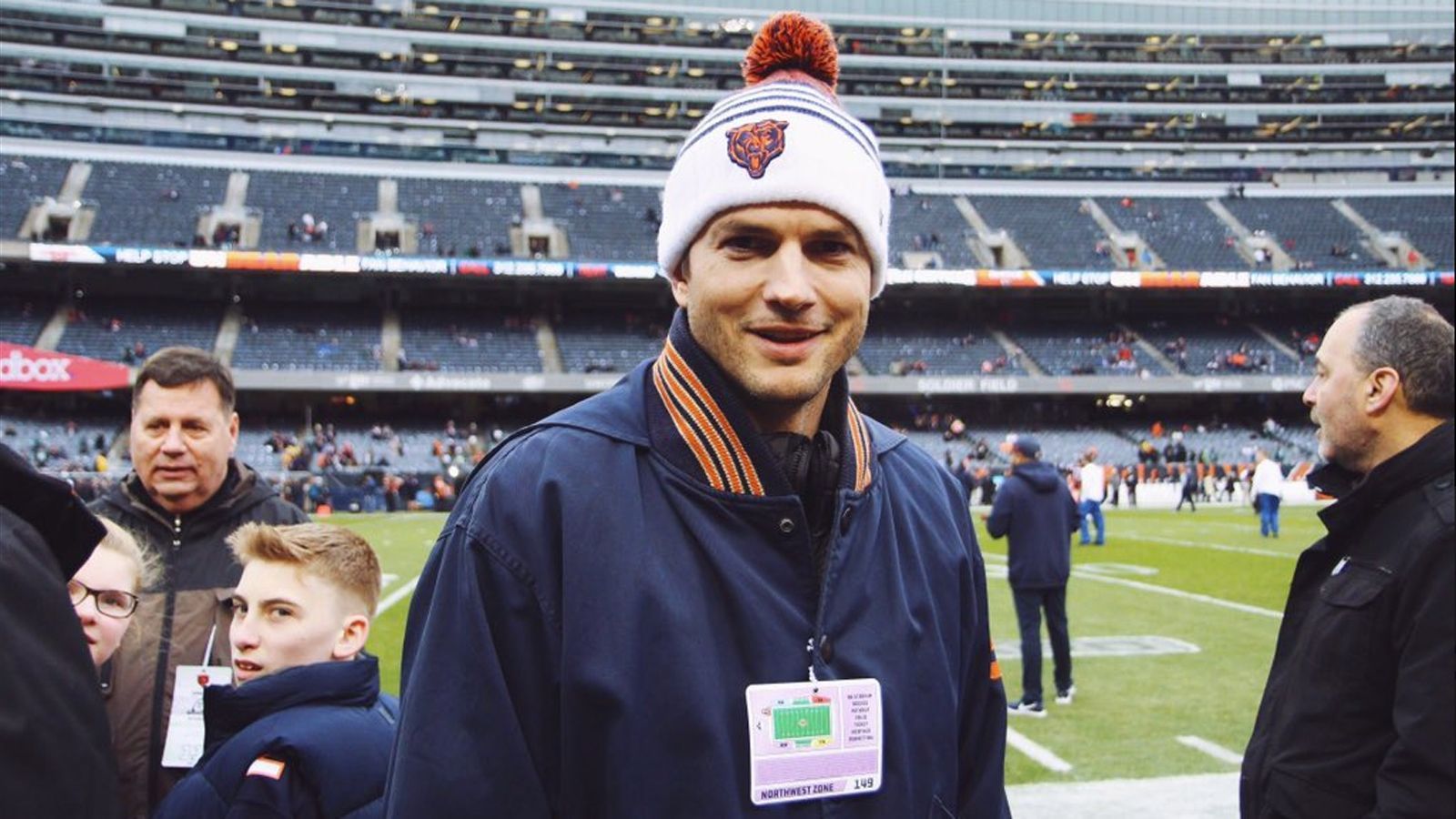 <strong>Ashton Kutcher (Chicago Bears)</strong><br>
                Schauspieler Ashton Kutcher ist ein großer Bears-Fan, schaut soweit es geht, alle Heimspiele im Stadion an. Ehefrau Mila Kunis verriet in einer Talkshow, dass es Kutchers Wunsch sei, dass die gemeinsame Tochter eines Tages die erste weibliche NFL-Trainerin werde. Natürlich bei den Bears.
