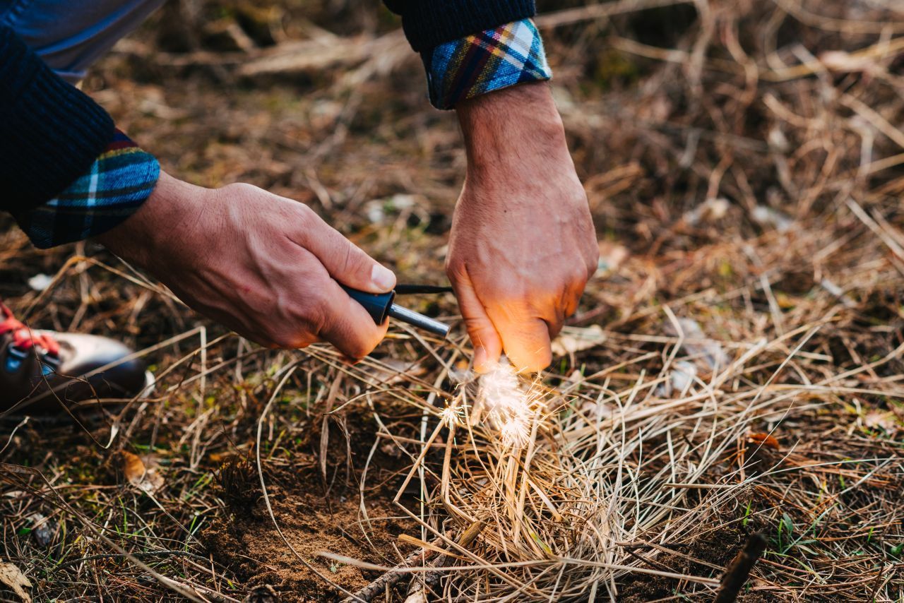 Es schützt vor Kälte, du brauchst es zum Kochen und es hält Raubtiere fern: Feuer. Um es zu entfachen, helfen dir am einfachsten ein Feuerzeug oder Streichhölzer. Langfristiger halten Feuersteine.