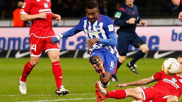 
                <strong>Angriff: Salomon Kalou (30, Hertha BSC)</strong><br>
                Angriff: Salomon Kalou (30, Hertha BSC): Na, wer hätte das gedacht? Nachdem die erste Saison beim Hauptstadtklub für den Ivorer mit sechs Saisontoren eher enttäuschend verlief, dreht der 30-Jährige jetzt so richtig auf. Allein in der Hinrunde traf Kalou neun Mal. 16 Mal stand er in der Startelf. Mit dieser Entscheidung lag Trainer Pal Dardai goldrichtig - immerhin steht die "Alte Dame" auf Platz drei in der Tabelle.
              