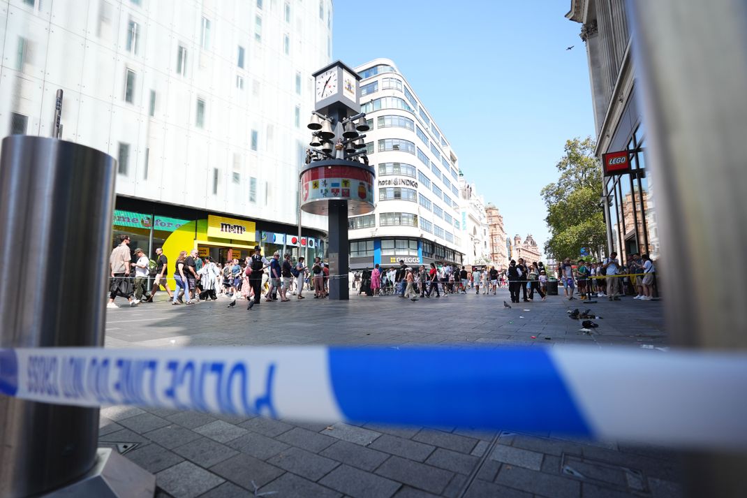 Am belebten Leicester Square im Zentrum von London sind ein elfjähriges Mädchen und eine 34-jährige Frau niedergestochen worden. 