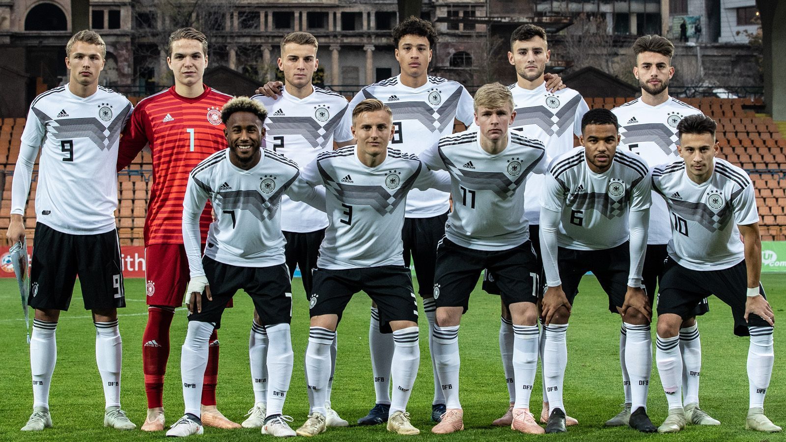 
                <strong>U19 Nationalmannschaft </strong><br>
                Für die deutsche U19-Nationalmannschaft geht bald die EM-Qualifikation los. Am 20. März tritt die DFB-Auswahl in Sinj ab 15 Uhr im LIVESTREAM auf ran.de auf Gastgeber Kroatien. Drei Tage später, am 23. März, geht es ab 11 Uhr ebenfalls in Sinj gegen Norwegen und zum Abschluss am 26. März ab 14 Uhr in Dugopolje gegen Ungarn (alle Spiele im LIVETSREAM auf ran.de). U19-Trainer Guido Streichsbier hat dafür 20 Spieler nominiert, weitere acht stehen auf Abruf bereit. ran.de stellt den Kader für die EM-Qualifikationsrunde vor.
              