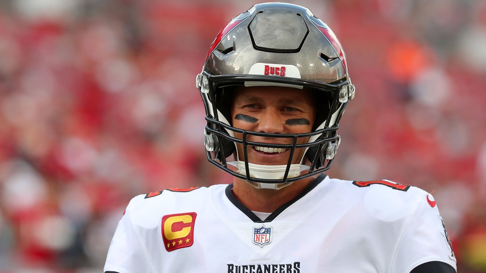 
                <strong>Tampa Bay Buccaneers Grund 3: Tom Brady - Der "GOAT"</strong><br>
                Der mittlerweile eigentlich unumstritten größte und ganz sicher erfolgreichste Quarterback der NFL-Geschichte ist Tom Brady. Und der 44-Jährige zeigt keinerlei Zeichen von Müdigkeit. Wenn man diese lebende Legende in "seinem" Team haben will, dann sollte man Buccaneers-Fan werden.
              