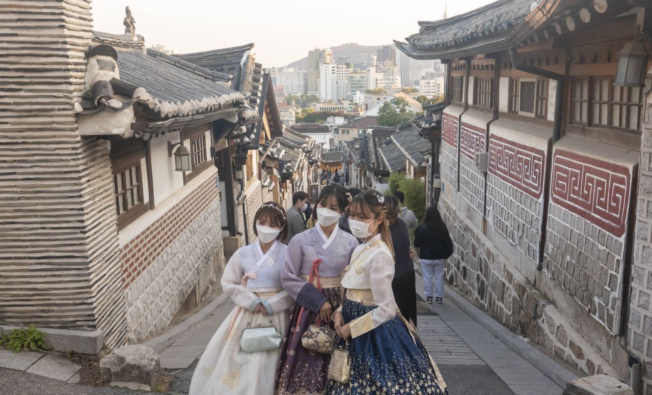 Im Bukchon Hanok Village, wo einst das wohlhabende Volk wohnte, kann man in die Zeit der Joseon-Dynastie (1392 bis 1910) zurückblicken. Einige der etwa 900 Häuser aus Holz, Lehm, Stein und Hanji (verarbeitete Rinde des Papier-Maulbeerbaums) sind für Besucher:innen geöffnet, in anderen werden Kunsthandwerk-Workshops abgehalten. Erscheint man in der traditionellen Tracht ("Hanbok"), bekommt man freien Eintritt. Das historische 