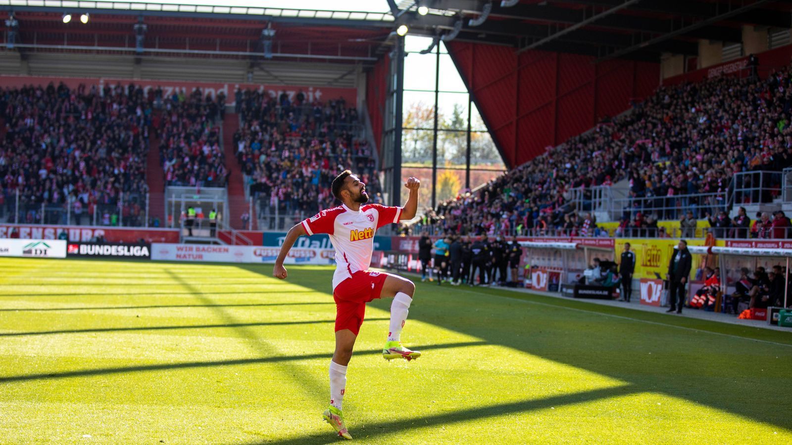 
                <strong>Sarpreet Singh (SSV Jahn Regensburg)</strong><br>
                Dass der SSV Jahn Regensburg als Tabellen-Zweiter die Überraschungsmannschaft der 2. Bundesliga ist, hängt nicht zuletzt mit Sarpreet Singh zusammen. Der Offensivspieler hat vier Tore erzielt und vier weitere Treffer vorbereitet. "Für mich ist es wichtig, dass ich mich wohlfühle in der Stadt und im Team, um meine beste Leistung auf den Platz bringen zu können", sagt er. Das Leihgeschäft gilt bis zum Ende der Saison. Danach steht er noch ein Jahr beim FC Bayern unter Vertrag.
              