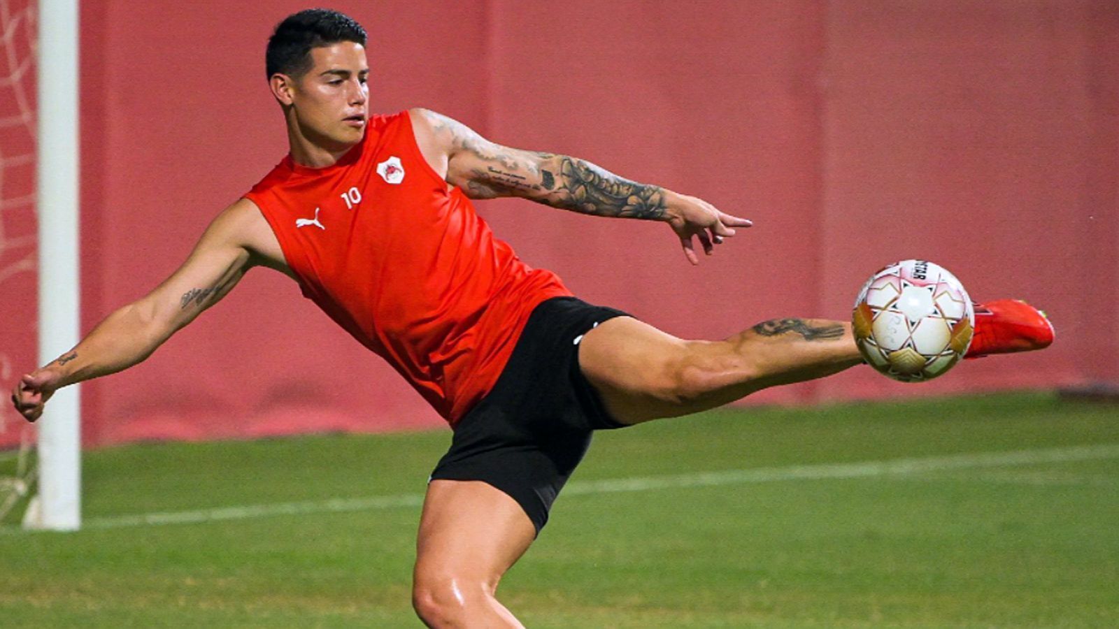 
                <strong>James Rodriguez (Al-Rayyan SC/Katar)</strong><br>
                Einen spektakulären Transfer konnte zuletzt der katarische Klub Al-Rayyan vermelden. Der Verein um Startrainer Laurent Blanc verpflichtete James Rodriguez vom FC Everton. Der 30-jährige Kolumbianer unterschrieb einen Vertrag bis 2024 und soll Medienberichten zufolge acht Millionen Euro Ablöse gekostet haben. Zuvor geriet der Spielmacher bei den "Toffees", bei denen er bis dahin ein Jahresgehalt von 11,5 Millionen Euro kassiert haben soll, ins Abseits, nachdem sein großer Förderer Carlo Ancelotti Everton verließ, um wieder bei Real Madrid anzuheuern.
              