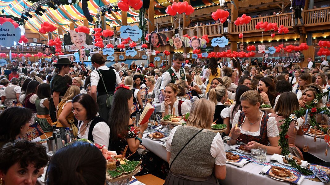 Schützenzelt auf dem Oktoberfest.