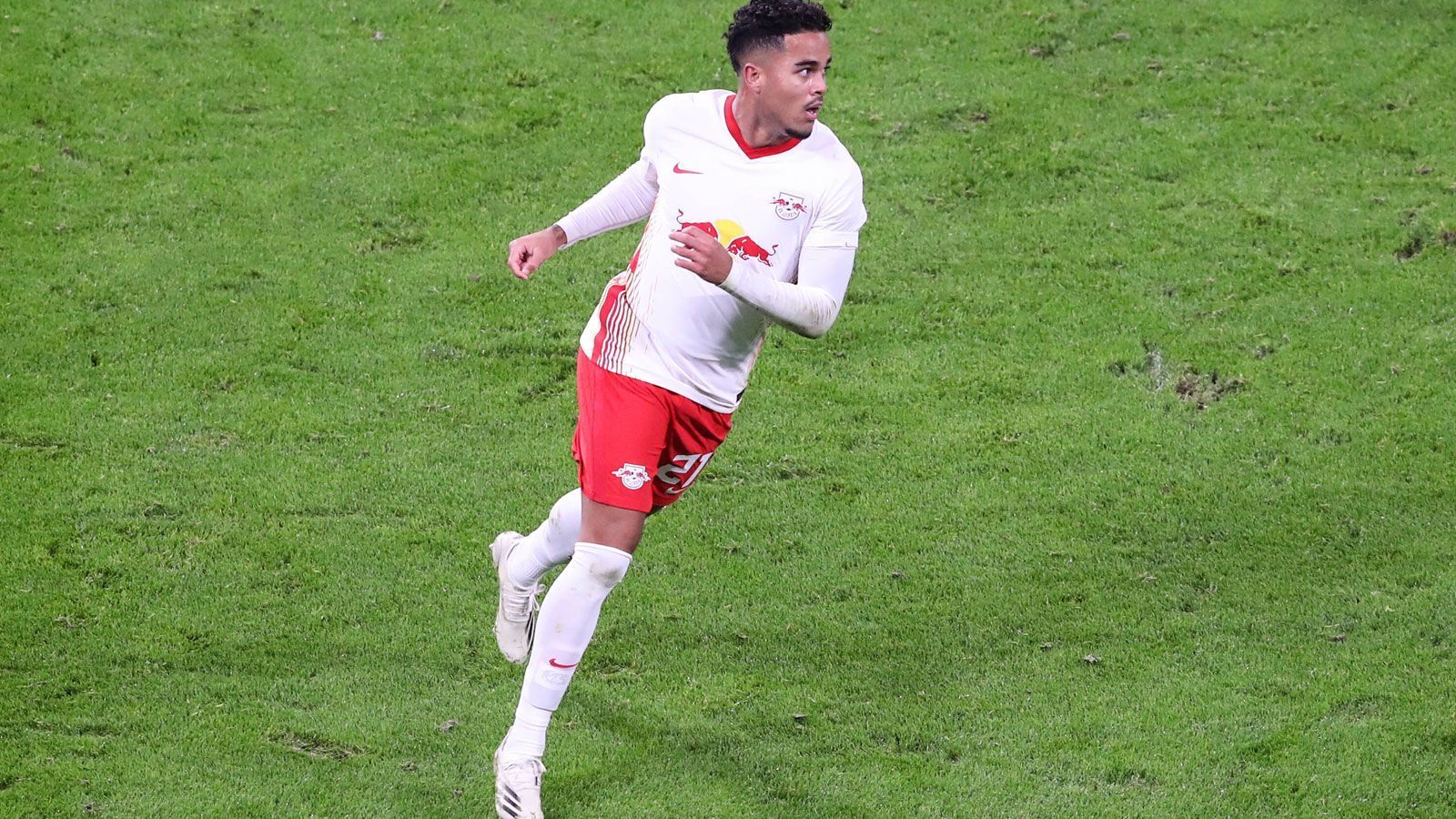 
                <strong>Justin Kluivert</strong><br>
                Der Niederländer mit dem berühmten Vater ersetzt Olmo nach knapp einer Stunde. Er ist sofort drin in der Partie, holt sich wegen eines Fouls an Fernandes auch schnell Gelb ab. In die Drangphase der Gäste hinein verwandelt Kluivert den Ball aus kurzer Distanz zum 3:0, weil er im Gegensatz zur Abwehr hellwach ist. ran-Note: 2
              