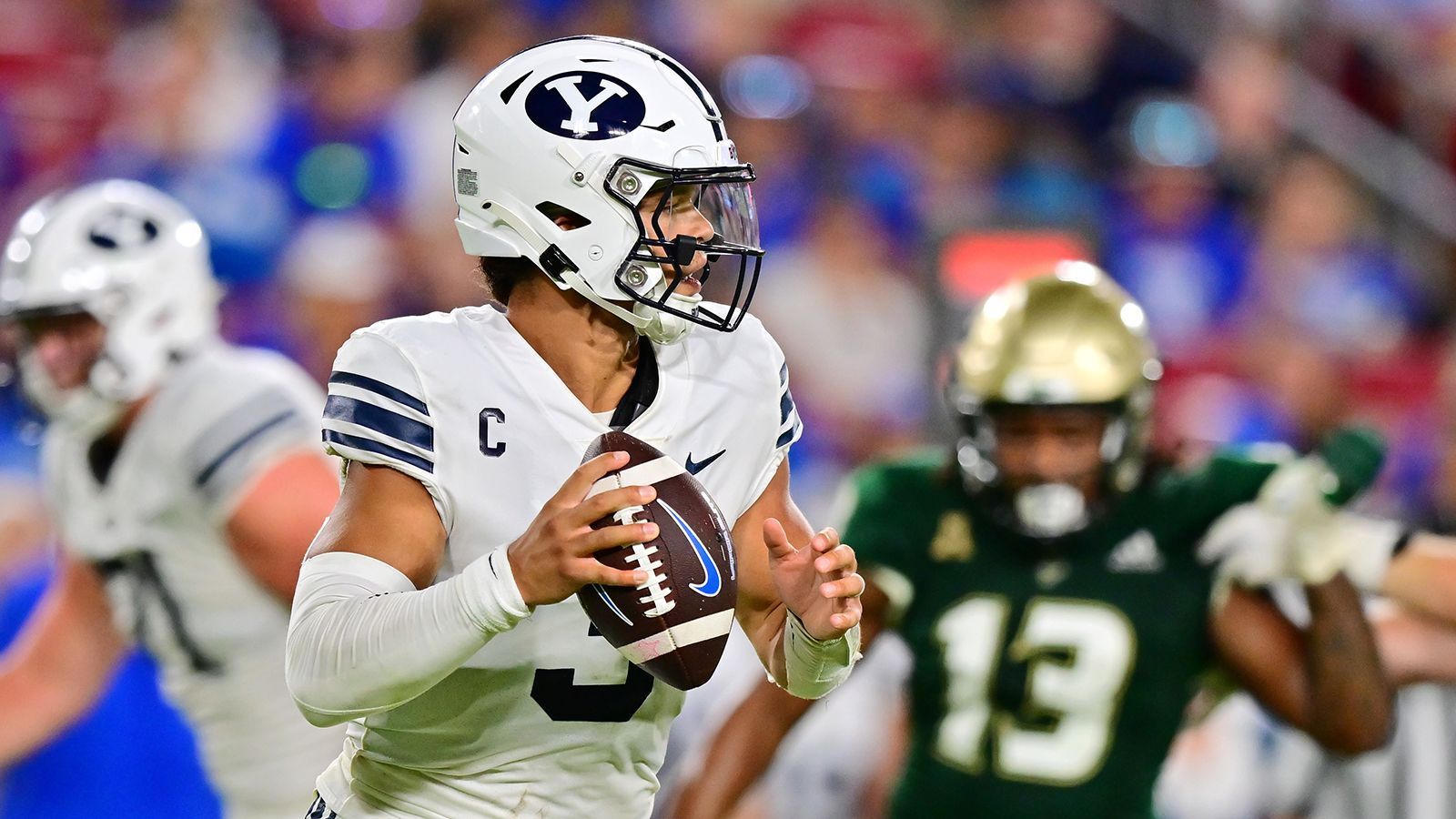 
                <strong>Jaren Hall </strong><br>
                &#x2022; College-Team: BYU Cougars<br>&#x2022; Alter: 25 Jahre<br>&#x2022; Größe & Gewicht: 1,83 Meter, 95 Kilogramm<br>&#x2022; Einschätzung: Die Highlight-Plays zeigen einen athletischen Quarterback, der gut improvisieren kann und über die nötige Wurfkraft verfügt, um alle Bereiche des Feldes zu bedienen. Hall fehlt es allerdings sehr an Konstanz von Down zu Down. <br>
              