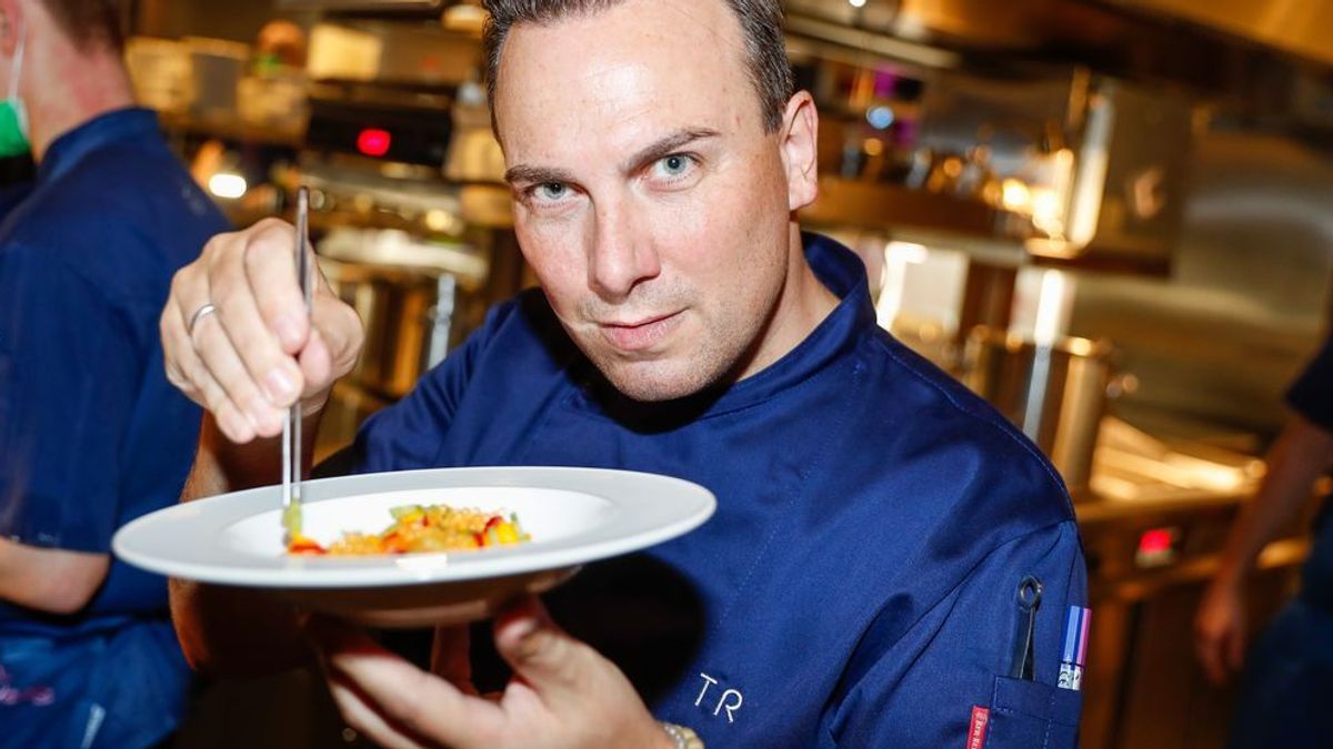 Zwei-Sterne-Koch Tim Raue (Restaurant Tim Raue, Berlin)  gab die Jagd nach dem dritten Stern zugunsten seiner kreativen Freiheit und seiner Gesundheit auf. 