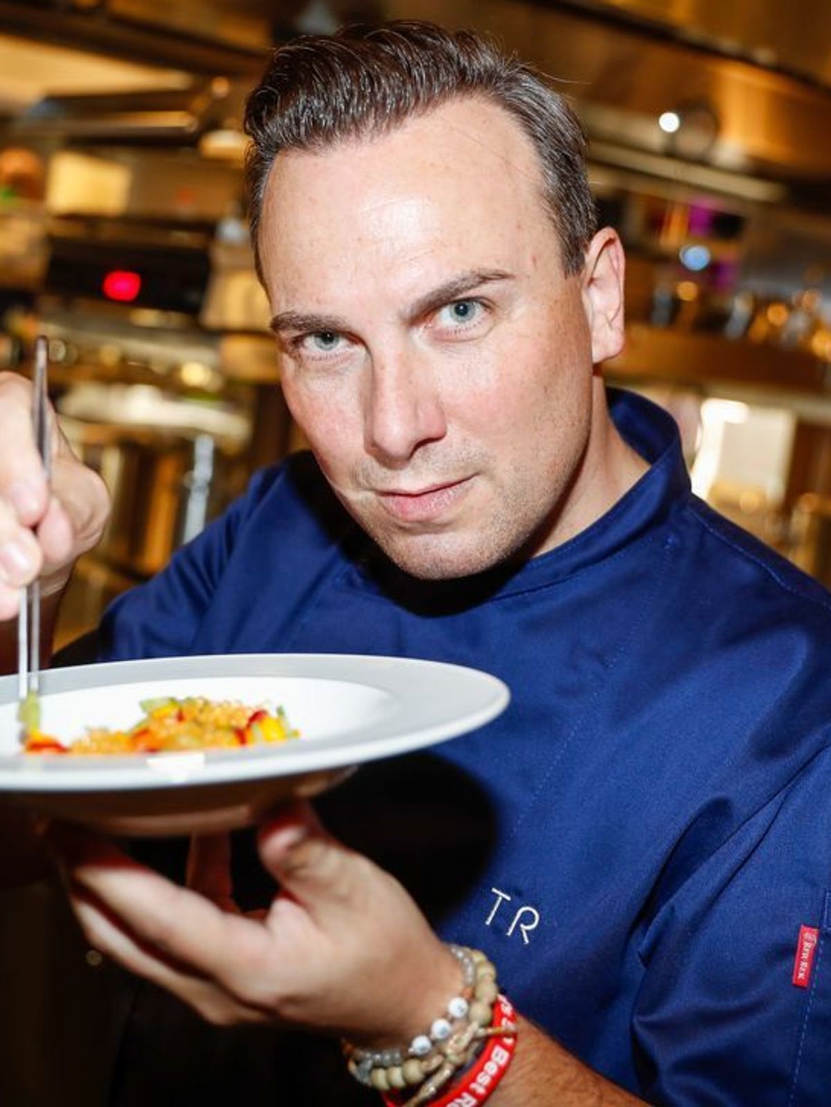 Zwei-Sterne-Koch Tim Raue (Restaurant Tim Raue, Berlin)  gab die Jagd nach dem dritten Stern zugunsten seiner kreativen Freiheit und seiner Gesundheit auf. 