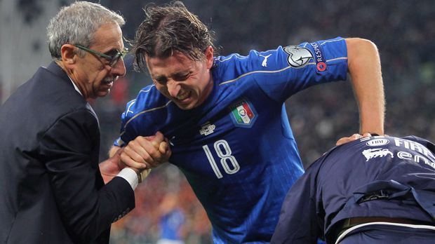 
                <strong>Riccardo Montolivo</strong><br>
                Riccardo Montolivo: Das Länderspiel gegen Spanien wird der Italiener vom AC Milan wohl lange in böser Erinnerung behalten. Der 31-Jährige verletzte sich gegen den früheren Welt- und Europameister schwer am Kreuzband und wurde bereits operiert. Montolivo wird voraussichtlich mindestens ein halbes Jahr ausfallen.
              