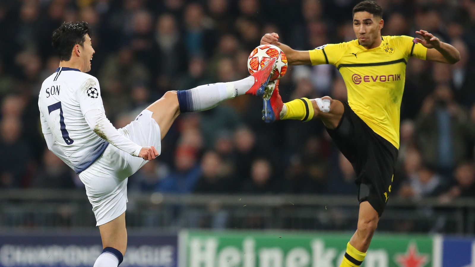 
                <strong>Achraf Hakimi</strong><br>
                Auf seiner rechten Seite zunächst souverän, er lässt nichts anbrennen. Bis zur 47. Minute, als er in der Vorwärtsbewegung den Ball verliert und die Flanke auf Son nur halbherzig stört. Viel läuft bei den Spurs anschließend über seine Seite. Kommt auch beim 0:2 den entscheidenden Schritt zu spät. ran-Note: 5
              