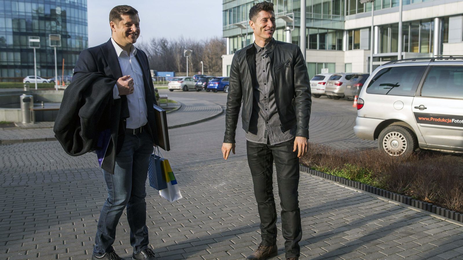 
                <strong>Ex-Berater Cezary Kucharski: Vom langjährigen Weggefährten verklagt</strong><br>
                Ein gutes Stück des Weges vom Talent zum Weltstar wurde Robert Lewandowski von seinem Landsmann Cezary Kucharski begleitet. Der polnische Ex-Nationalspieler fädelte etwa die Wechsel des Superstars von Posen zu Borussia Dortmund und später zu den Bayern ein. Doch mittlerweile haben sich die beiden nicht mehr viel zu sagen, ganz im Gegenteil. Im Herbst 2019 gab es Berichte, wonach Kucharski eine Klage gegen Lewandowski eingereicht habe. Der Vorwurf gegen den Superstar laut "Spiegel": Er und seine Ehefrau Anna sollen Millionen Euro aus der mit Kucharski gemeinsam geführten Vermarktungsfirma RL Management abgezweigt und damit Luxusurlaube teure Inneneinrichtung finanziert haben. Daher fordert Kucharski angeblich 39 Millionen polnische Złoty (ca. 8,75 Mio. Euro) Schadensersatz.
              