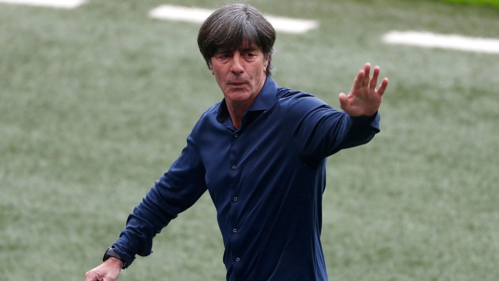 
                <strong>Nach EM: Wie geht es für Bundestrainer Joachim Löw weiter? </strong><br>
                Nach 15 Jahren als Bundestrainer ist für Joachim Löw nach dem EM-Aus Schluss. Mit Hansi Flick steht auch schon der Nachfolger bereit. Doch wie geht es mit Löw weiter? ran zeigt mögliche Optionen des 61-Jährigen.
              