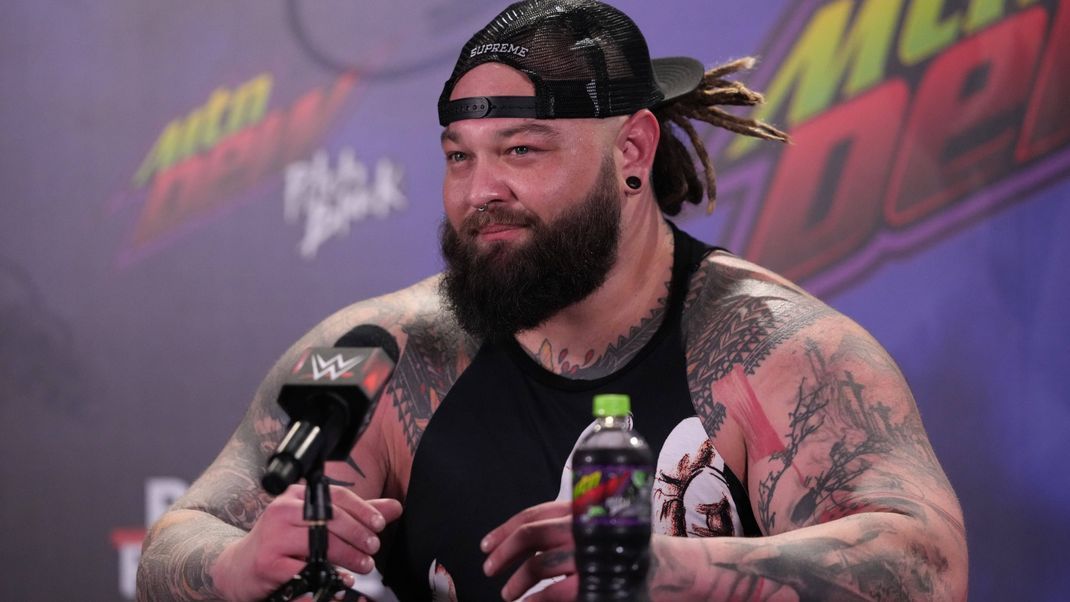 Bray Wyatt im Januar 2023  bei einer Pressekonferenz nach dem WWE Royal Rumble.