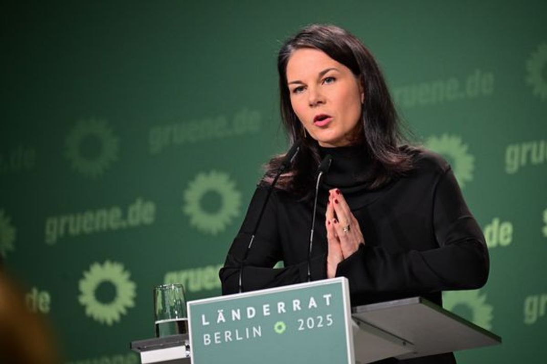 "Außenpolitik ist mehr als Händeschütteln." Annalena Baerbock 