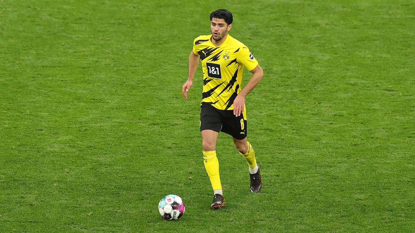 
                <strong>Mo Dahoud (Borussia Dortmund)</strong><br>
                Denn neben den gestandenen Kräften wie Joshua Kimmich, Leon Goretzka, Ilkay Gündogan und Toni Kroos drängen noch weitere Mittelfeldspieler in die DFB-Auswahl. Einer von ihnen ist der Dortmunder Mo Dahoud, der vor allem seit der Übernahme von Trainer Edin Terzic formverbessert ist. Galt der 25-Jährige vor einigen Monaten noch als Streichkandidat, zieht er mittlerweile die Fäden in der BVB-Zentrale. Das dürfte auch dem Bundestrainer nicht entgangen sein.
              